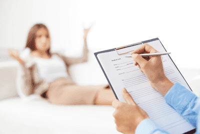 психиатр проводит лечение галлюцинаций